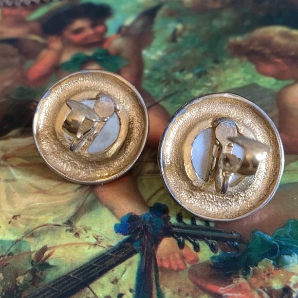 Vintage Round Faux Pearl Gold Tone Clip On Earrings Woman’s Jewelry 80’s 90’s - Picture 6 of 6